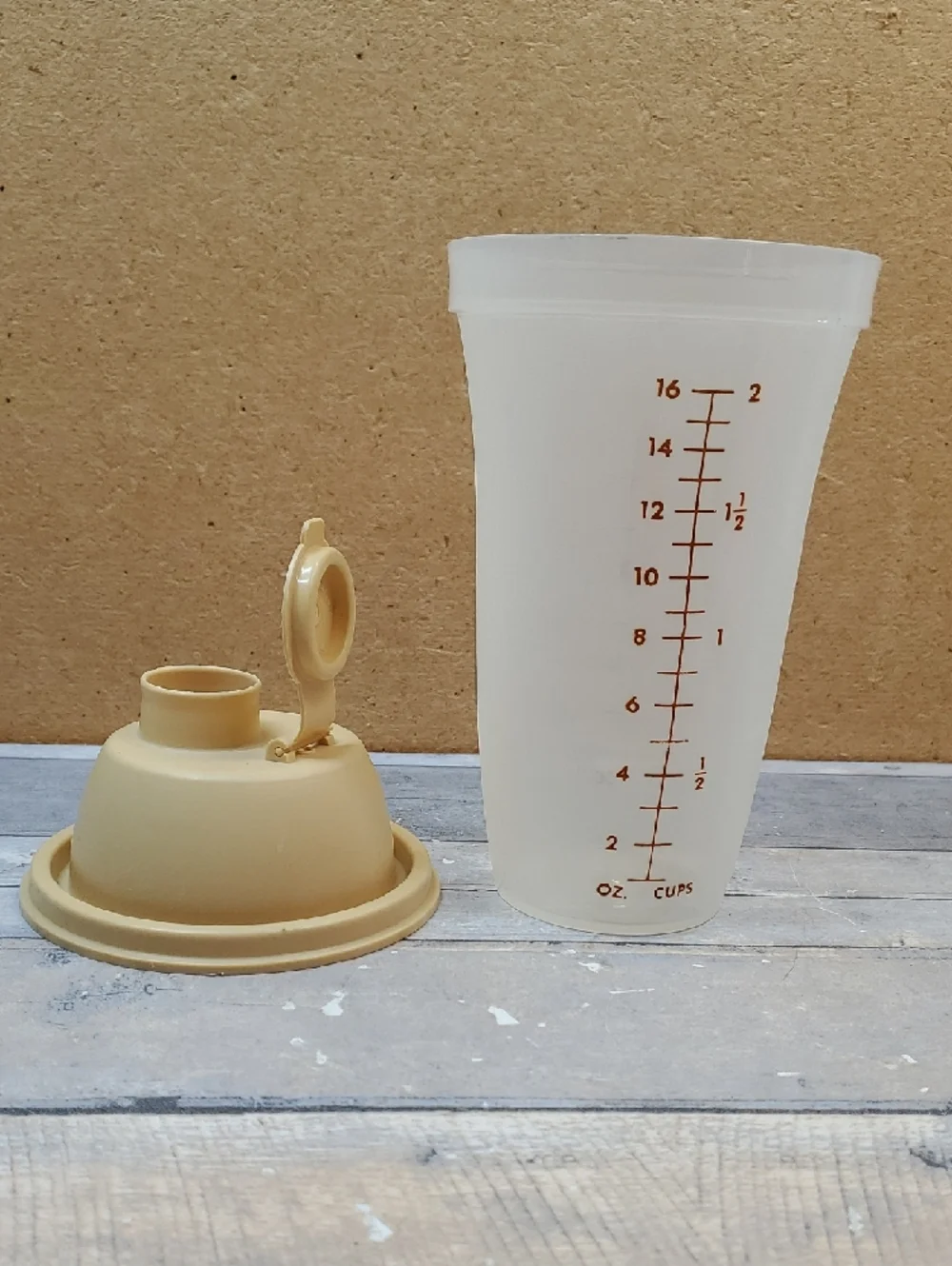 Tupperware Quick Shaker Mixer Blender 16oz  844-28